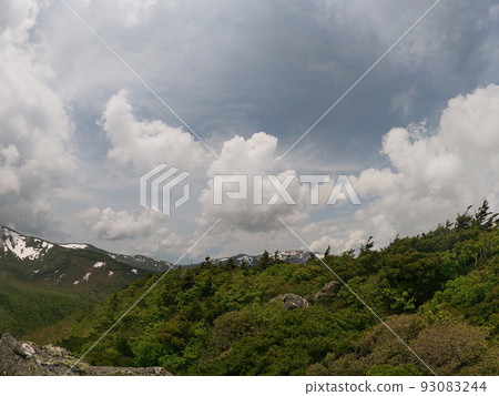 從牛白星山頂眺望卡塔山的藏王 93083244