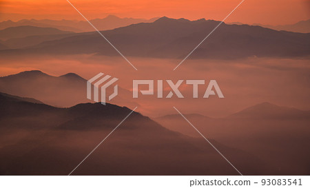 (Gunma Prefecture) Mountain ranges at dawn, sea of clouds, and view of Tanigawadake 93083541