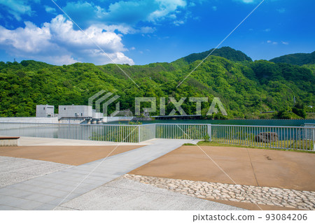 岩場吾妻湖岩場水壩從山頂附近眺望初夏的景色 岩場吾妻湖岩場水壩從山頂附近眺望初夏的景色 93084206