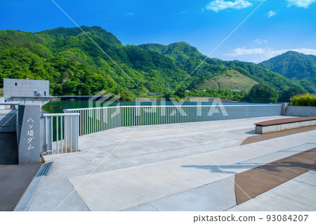 岩場吾妻湖岩場水壩從山頂附近眺望初夏的景色 岩場吾妻湖岩場水壩從山頂附近眺望初夏的景色 93084207