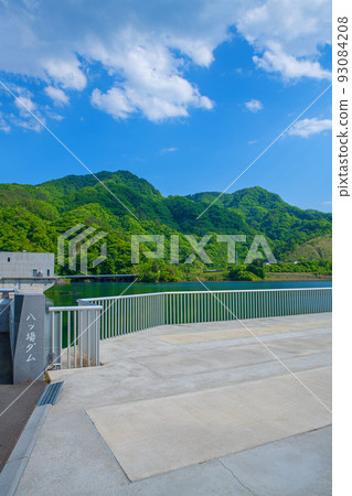 岩場吾妻湖岩場水壩從山頂附近眺望初夏的景色 岩場吾妻湖岩場水壩從山頂附近眺望初夏的景色 93084208