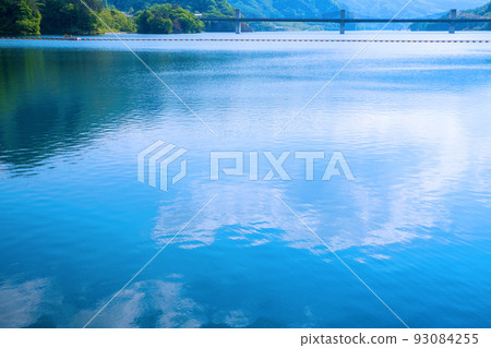 岩場吾妻湖岩場水壩從山頂附近眺望初夏的景色 93084255