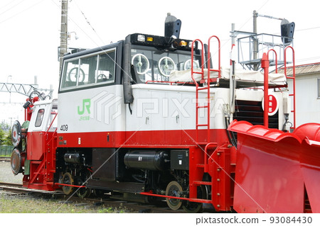 Track motor car (with Russell head) stopping at Tobetsu Station 93084430