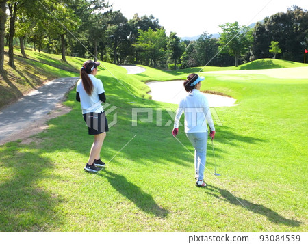 女性高爾夫球手在球場上移動 女性高爾夫球手在球場上移動 93084559