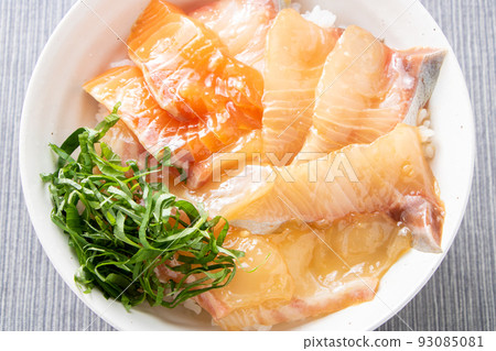 海鮮碗(鮭魚、琥珀魚、紅鯛魚醃製海鮮碗)。 海鮮碗(鮭魚、琥珀魚、紅鯛魚醃製海鮮碗)。 93085081