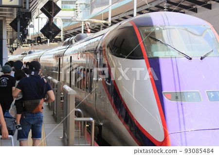 Tohoku Shinkansen Tsubasa entering a platform crowded with returning visitors 93085484