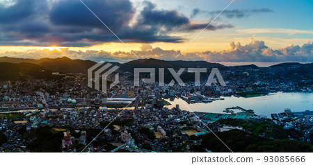稻佐山天文台的黎明和日出全景[長崎市] 93085666