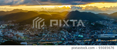 稻佐山天文台的黎明和日出全景[長崎市] 93085676