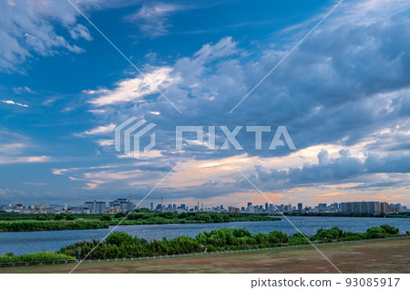 The sky of the Yodo River near dusk 93085917