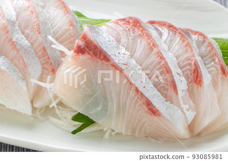 Amberjack sashimi. 93085981