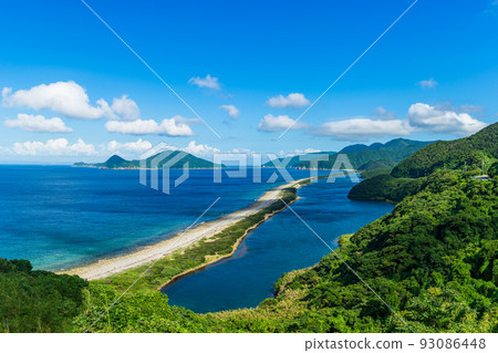 Nagamehama Beach: A 50-meter-wide, 4-kilometer-long sand bar created by sea breezes that have been eroded by winds and waves since ancient times. 93086448