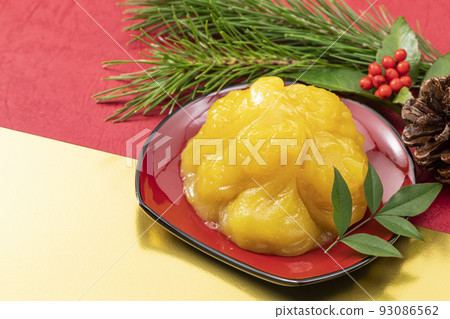 新年菜餚1_紅盤上的Kurikinton_背景紅、金和松 新年菜餚1_紅盤上的Kurikinton_背景紅、金和松 93086562