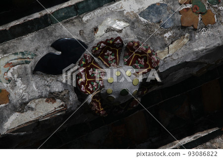 Mosaic of old pottery fragments decorating the walls of the temple Wat Arun in Bangkok, Thailand 93086822