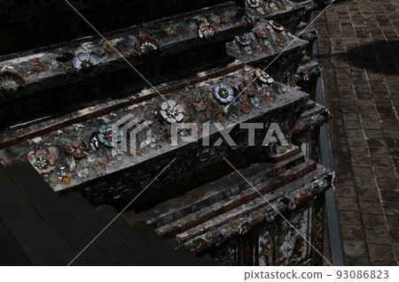 Mosaic of old pottery fragments decorating the walls of the temple Wat Arun in Bangkok, Thailand Mosaic of old pottery fragments decorating the walls of the temple Wat Arun in Bangkok, Thailand 93086823