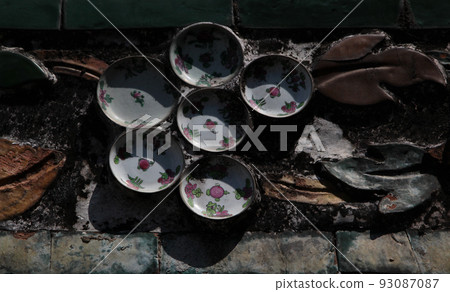 泰國曼谷鄭王廟牆壁上的舊陶器碎片馬賽克 93087087