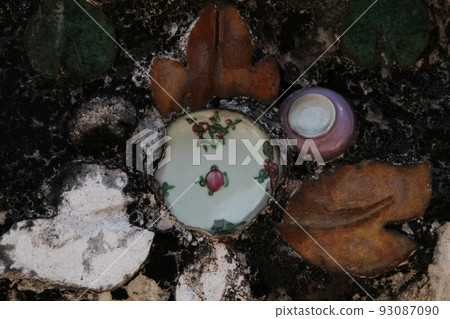 Mosaic of old pottery fragments decorating the walls of the temple Wat Arun in Bangkok, Thailand Mosaic of old pottery fragments decorating the walls of the temple Wat Arun in Bangkok, Thailand 93087090