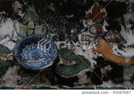 Mosaic of old pottery fragments decorating the walls of the temple Wat Arun in Bangkok, Thailand 93087097