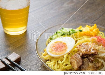 涼麵_橫向照片_三部分組成_深色木紋背景_茶筷配件 涼麵_橫向照片_三部分組成_深色木紋背景_茶筷配件 93087106