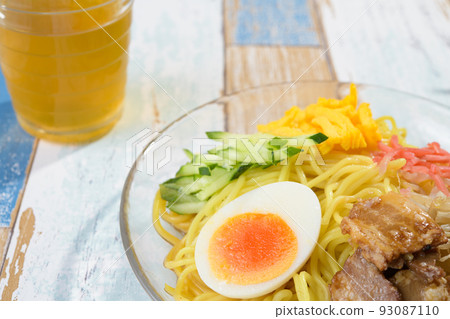 Chilled Chinese noodles _ Horizontal photo _ Three-part composition _ Colorful wood grain background _ Tea accessories 93087110