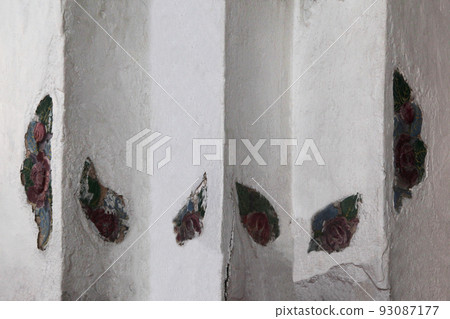 Mosaic of old pottery fragments decorating the walls of the temple Wat Arun in Bangkok, Thailand Mosaic of old pottery fragments decorating the walls of the temple Wat Arun in Bangkok, Thailand 93087177