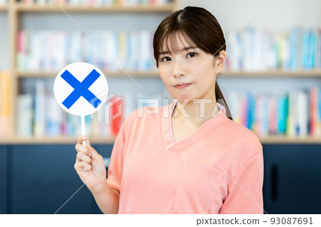 A nurse woman who puts out an NG plate 93087691