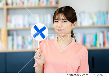 A nurse woman who puts out an NG plate 93087692