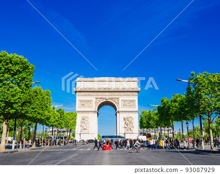 Paris Champs-Élysées and Arc de Triomphe *partially soft focus 93087929