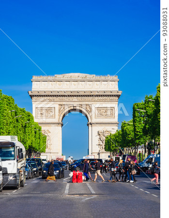 Paris Champs-Élysées and Arc de Triomphe *partially soft focus 93088031