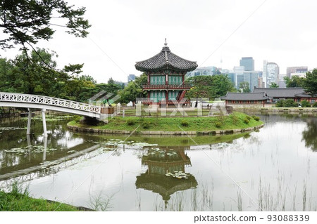 景福宮香原亭的夏日景色。 景福宮香原亭的夏日景色。 93088339
