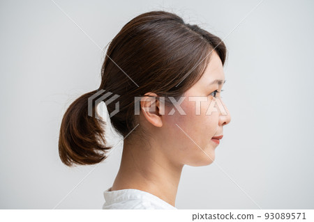 Middle female profile 93089571