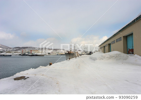 白雪皚皚的小樽港是北海道的冬天,外國船隻在日本船隻之外停滯不前。 白雪皚皚的小樽港是北海道的冬天,外國船隻在日本船隻之外停滯不前。 93090259