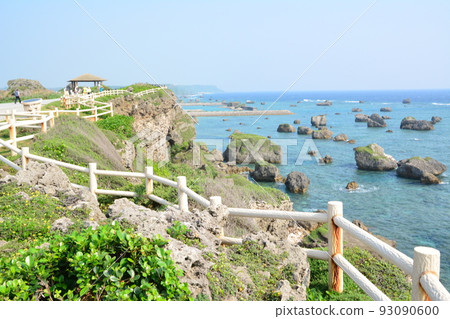 從高聳的海岸線眺望八丈島蔚藍的大海和天空 93090600