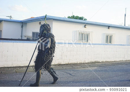 A traditional event to ward off evil spirits held on Miyakojima, a remote island in Okinawa Prefecture, Japan A strange festival designated as an Important Intangible Folk Cultural Property 93091021