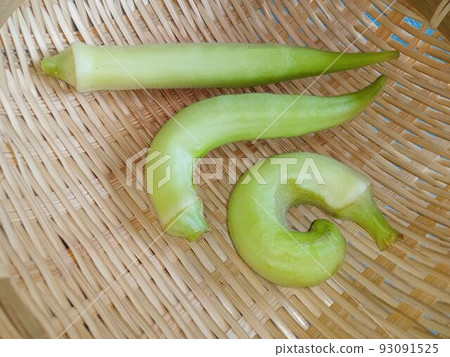 正常的秋葵和彎曲的秋葵 93091525