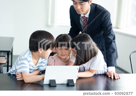 接受平板電腦編程教育的小學生 93092877