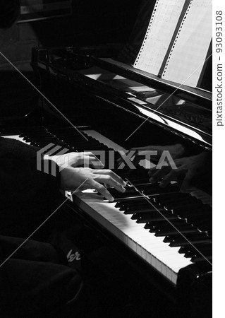 playing jazz piano 93093108