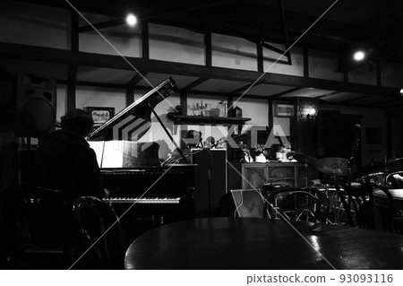 playing jazz piano 93093116