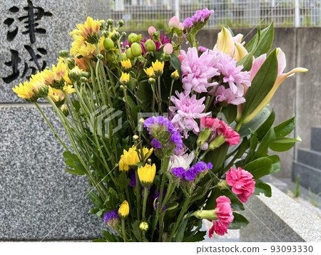 墳墓上的花束 墳墓上的花束 93093330