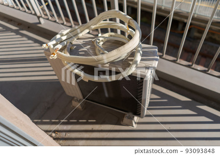 Removing the outdoor unit of the air conditioner when moving 93093848