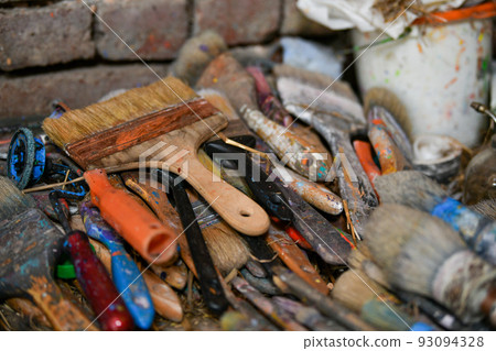 Many dirty brushes of the artist in the workshop Many dirty brushes of the artist in the workshop 93094328
