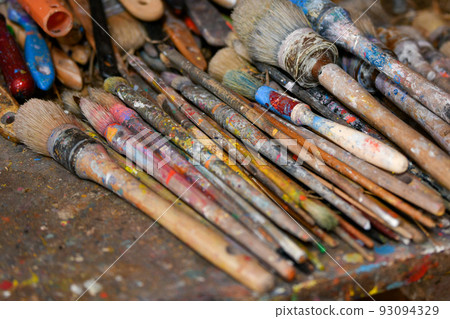 Many dirty brushes of the artist in the workshop Many dirty brushes of the artist in the workshop 93094329