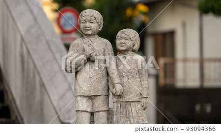 boy and girl statue 93094366