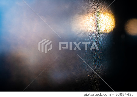 窗玻璃上的水滴背景和球景背景 窗玻璃上的水滴背景和球景背景 93094453