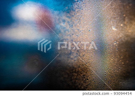 窗玻璃上的水滴背景和球景背景 窗玻璃上的水滴背景和球景背景 93094454