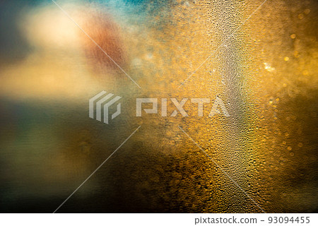 窗玻璃上的水滴背景和球景背景 窗玻璃上的水滴背景和球景背景 93094455