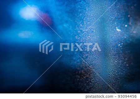 窗玻璃上的水滴背景和球景背景 窗玻璃上的水滴背景和球景背景 93094456