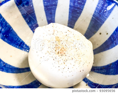 Burrata cheese with rock salt and black pepper 93095656