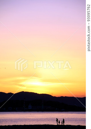 紫色的夕陽和家人 紫色的夕陽和家人 93095762