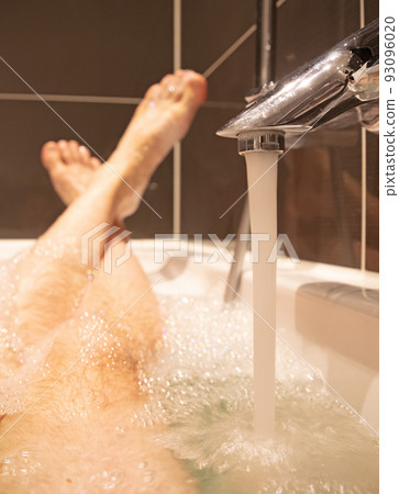 Bath filling up with water 93096020