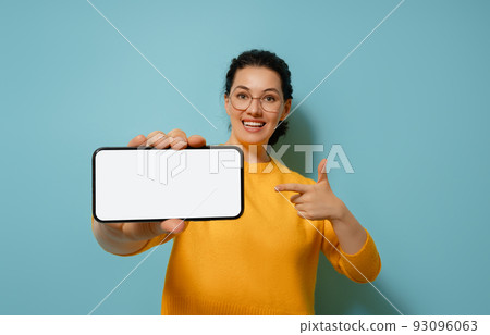 woman with smartphone 93096063